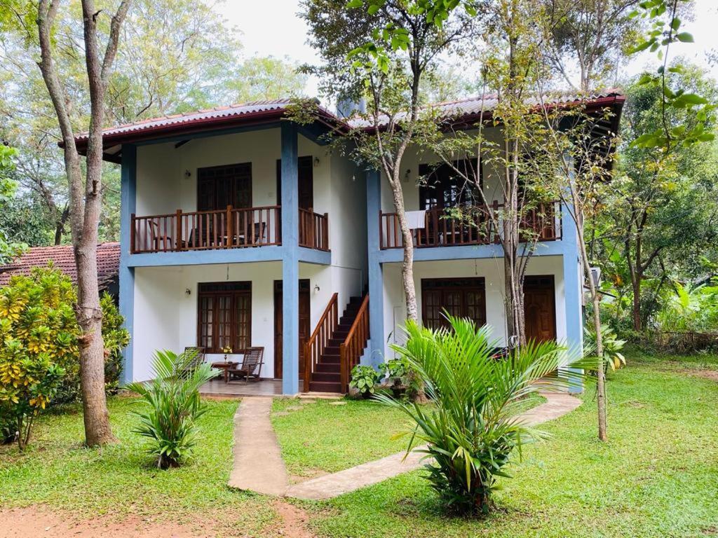 Isanka Lion Lodge Sigiriya Eksteriør billede