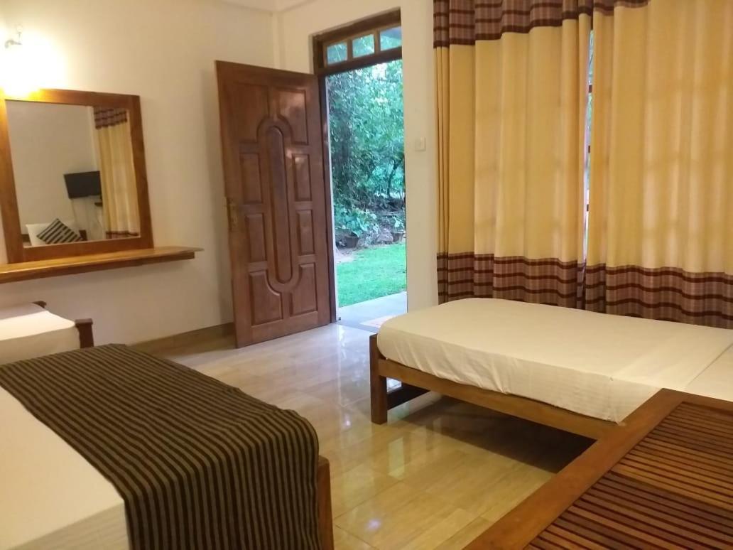 Isanka Lion Lodge Sigiriya Eksteriør billede